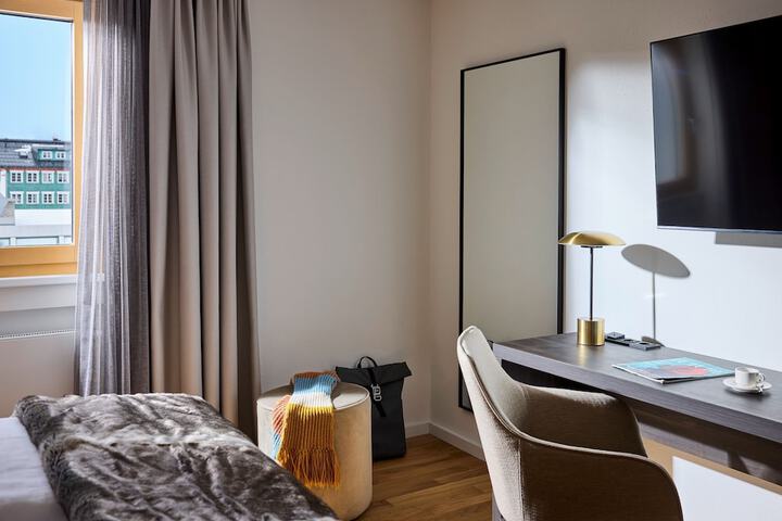 Room 5 of 103