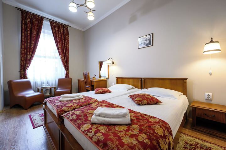 Room 10 of 34