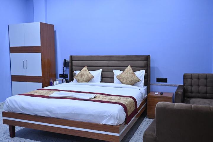 Room 4 of 16