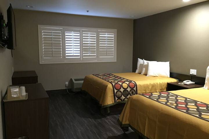 2 Queen Beds (12 of 13)