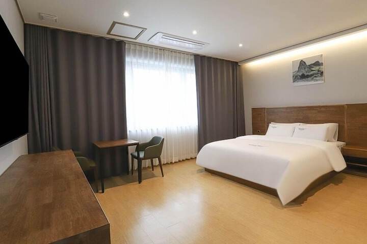 Room 8 of 92