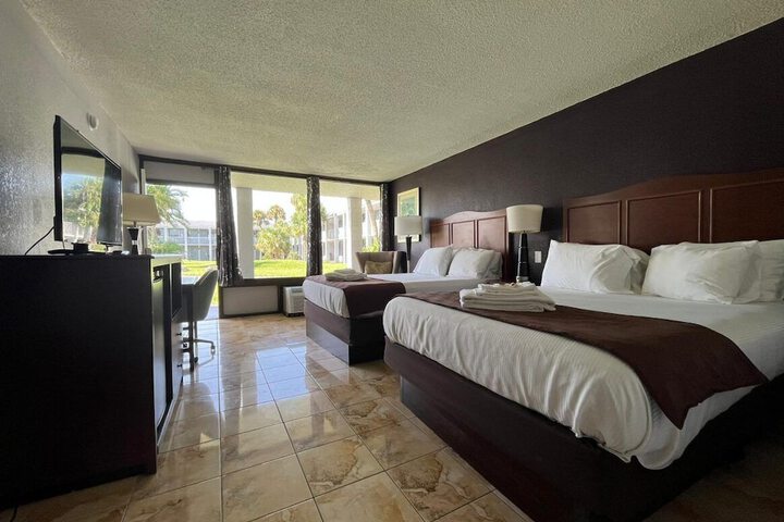 2 Double Beds (3 of 6)