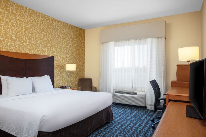 1 King Bed (2 of 17)