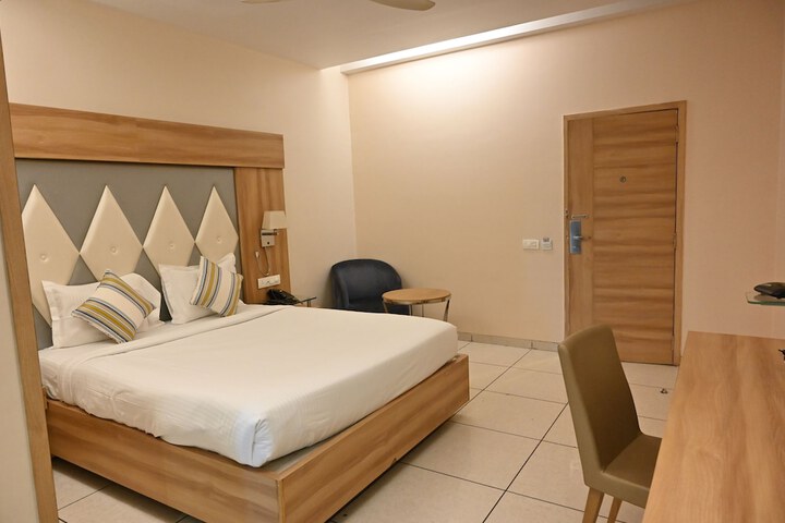 Room 5 of 15