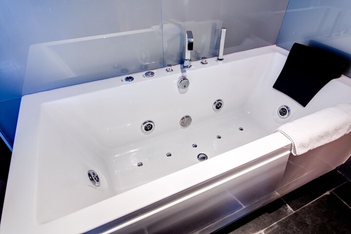 Jetted tub