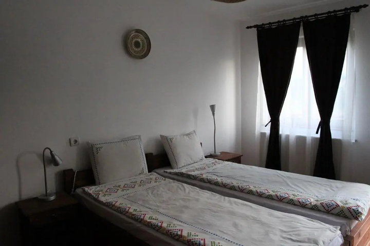 Room 5 of 9