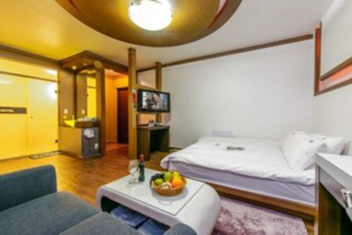 Room 33 of 37