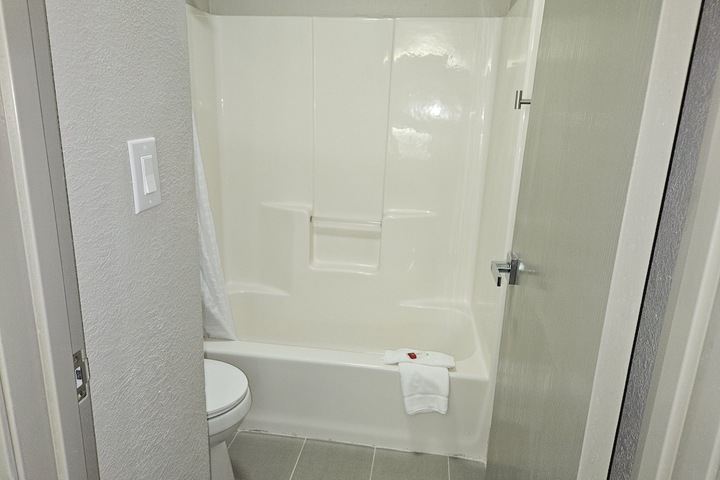 1 Queen Bed Mobility Accessible Bathtub with Grab Bars (2 of 29)