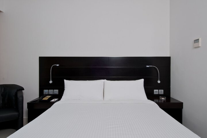 Room 9 of 32
