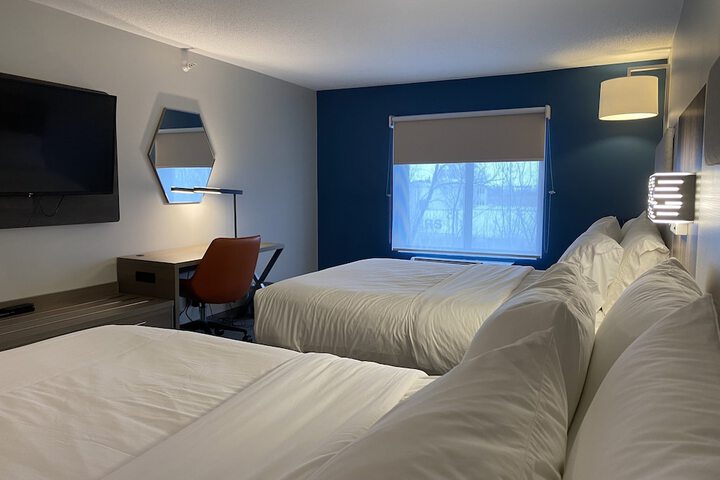 2 Queen Beds (5 of 15)