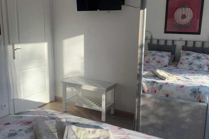 Room 5 of 8