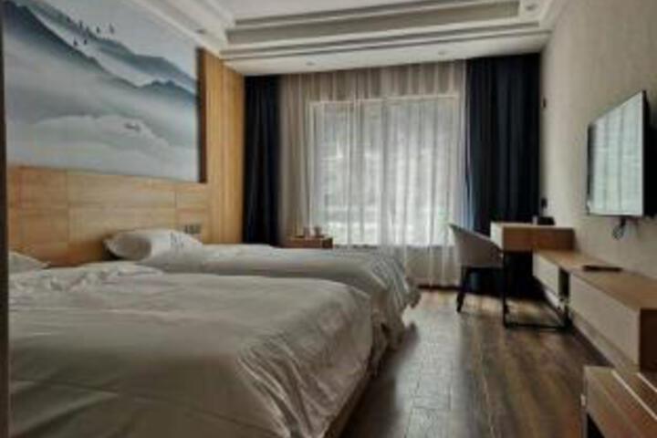 Room 8 of 9