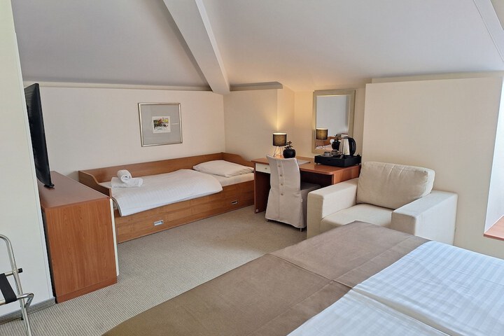 Room 14 of 65