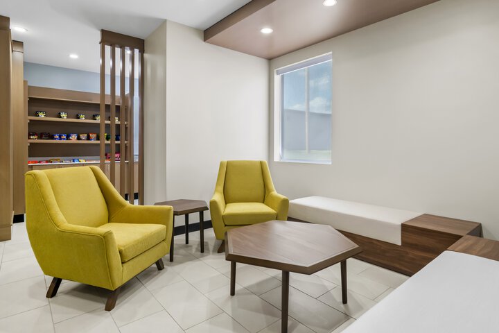 Lounge 77 of 102