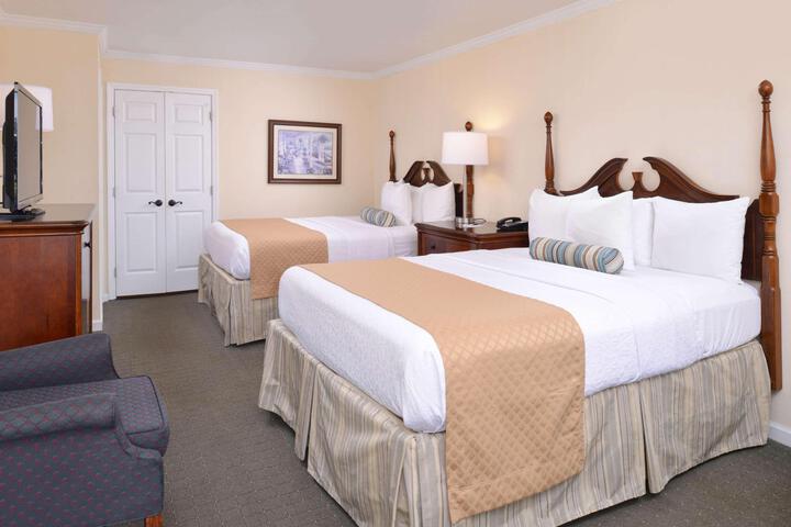 2 Queen Beds (10 of 14)