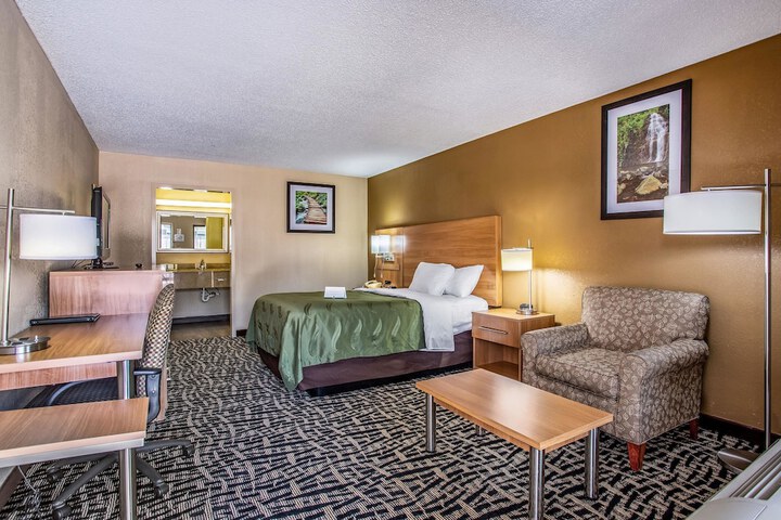 1 Queen Bed (5 of 10)