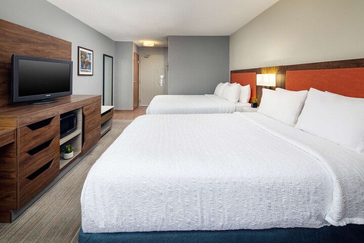 1 Queen Bed (4 of 11)