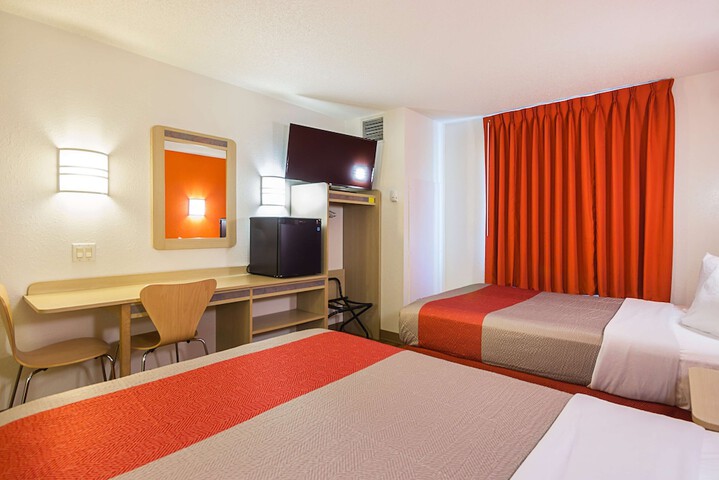 2 Double Beds (3 of 10)