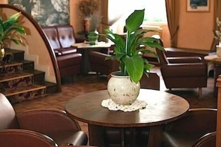 Lobby lounge