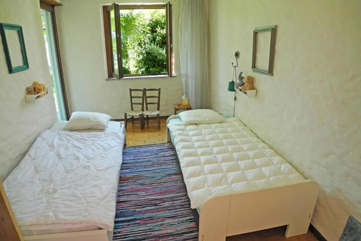 Room 4 of 10
