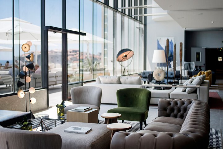 Lounge 84 of 98