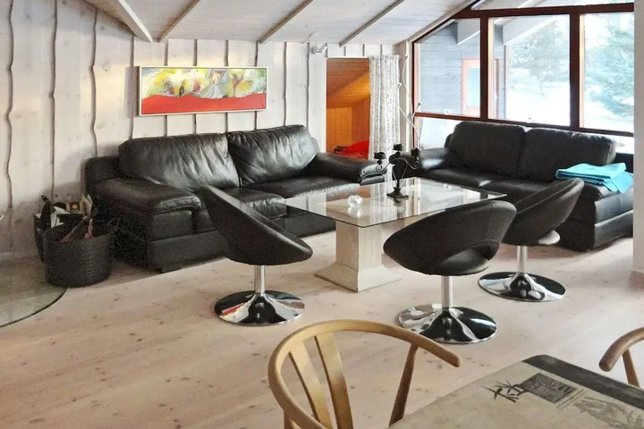 Room 2 of 11