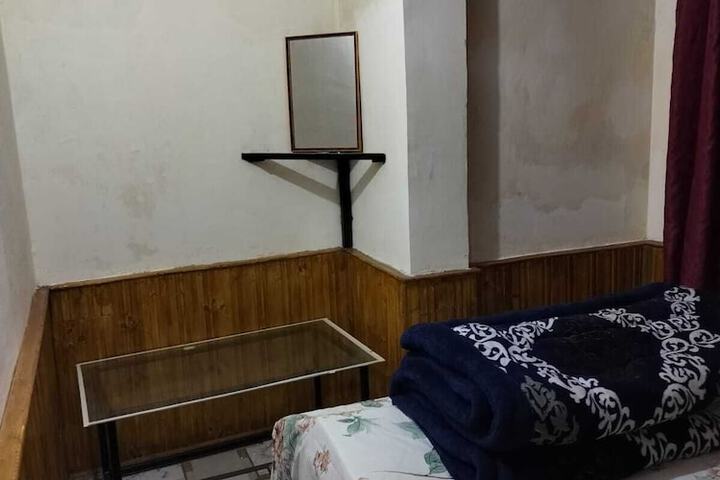 Room 15 of 77