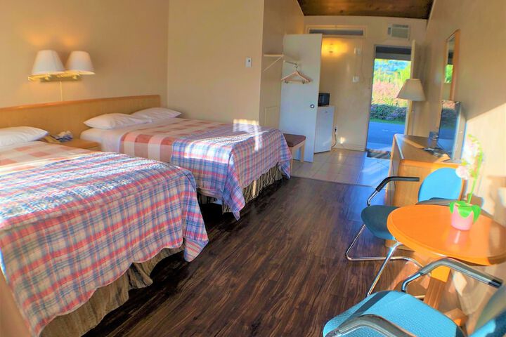 2 Double Beds Pool View (5 of 6)