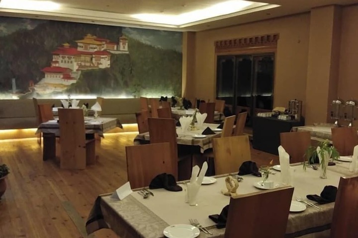 Dining 19 of 34