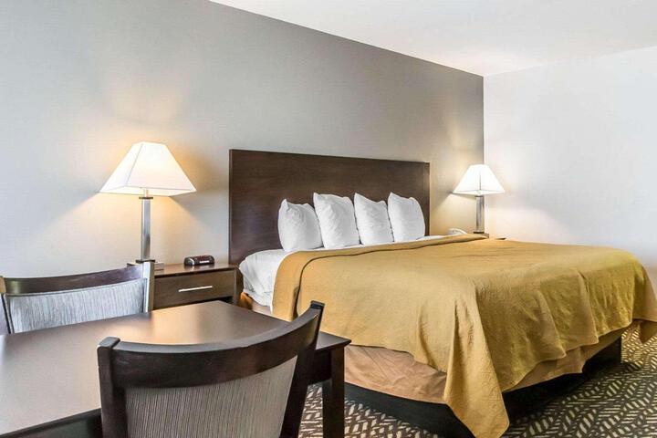 1 King Bed Business Room Efficiency Accessible Upgrade (7 of 8)