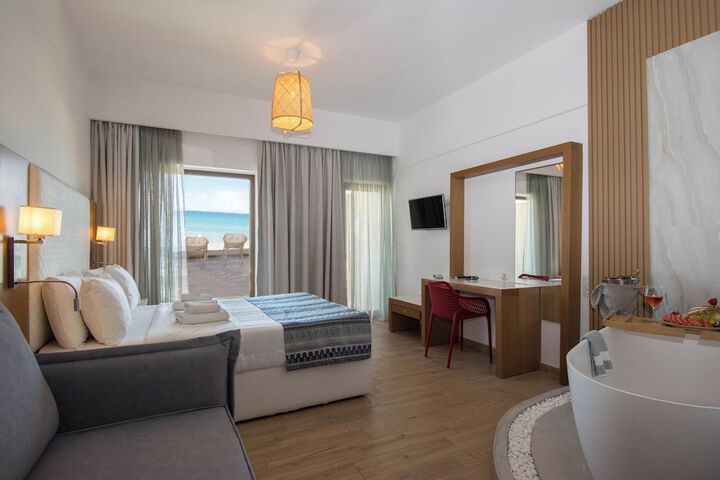 Yianna Caravel Suites by Checkin