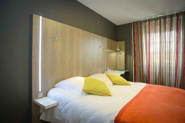 Room 4 of 83