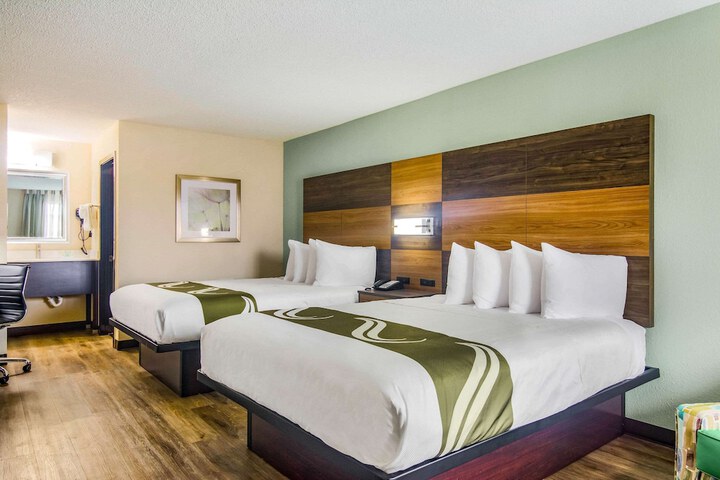 2 Queen Beds (1 of 4)