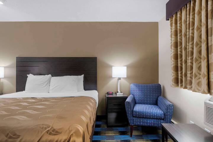 1 King Bed (18 of 19)
