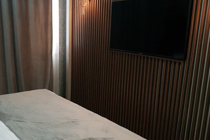Room 7 of 80