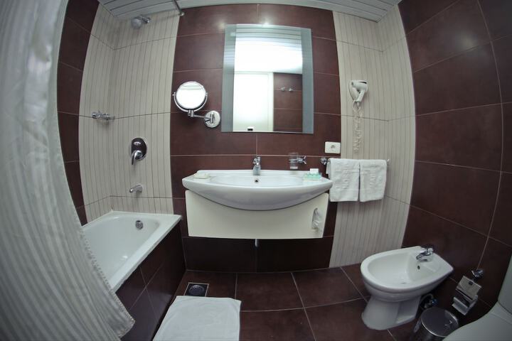 Room 32 of 64