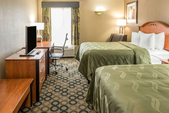 1 Queen Bed (10 of 14)