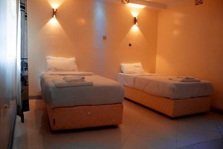 Room 4 of 9