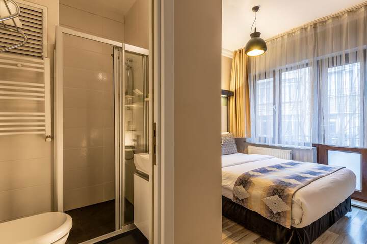 Room 4 of 10