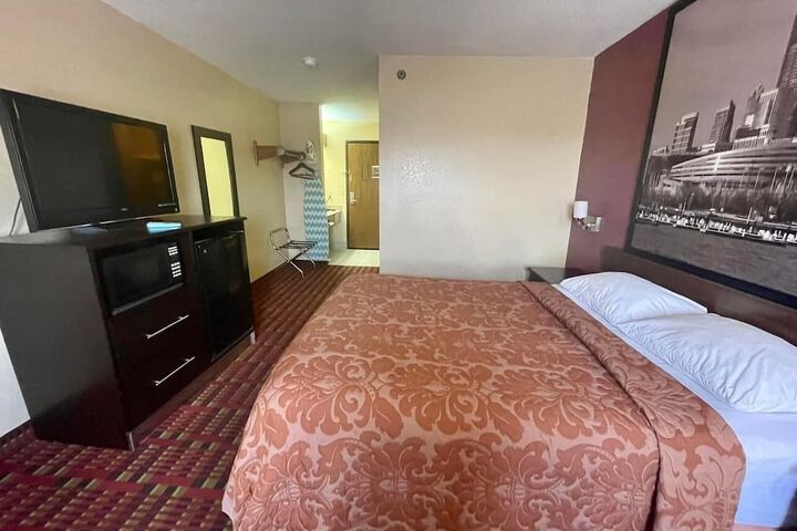 1 King Bed (2 of 9)