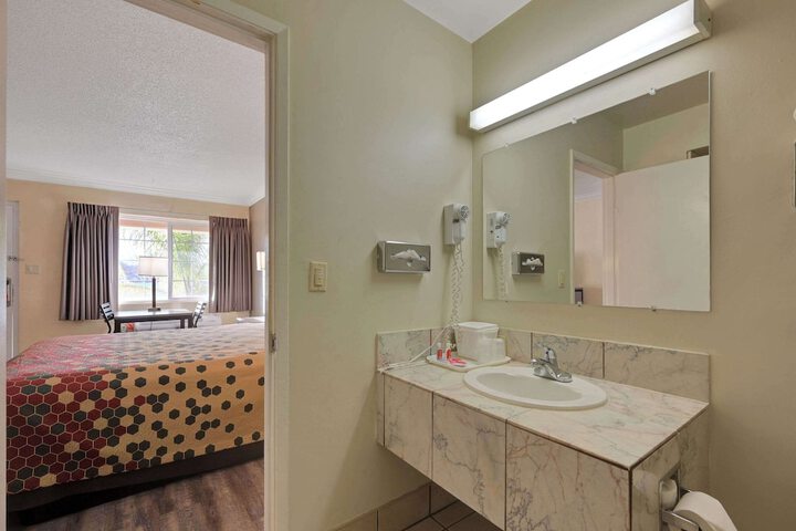 1 Queen Bed (5 of 24)