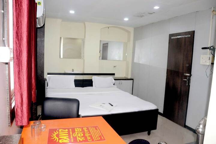 Room 4 of 28