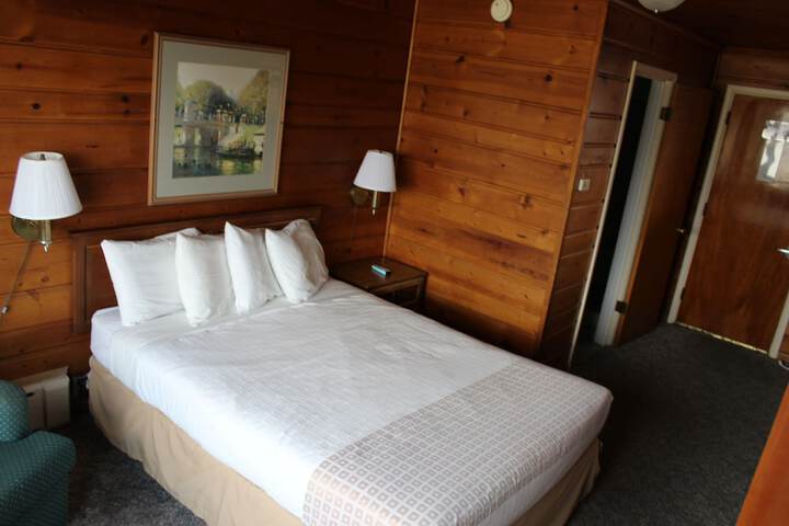 1 Queen Bed (16 of 20)