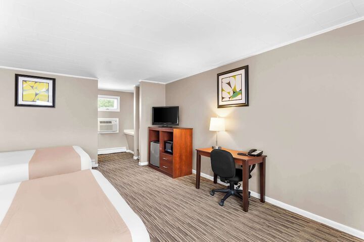1 Queen Bed (14 of 16)