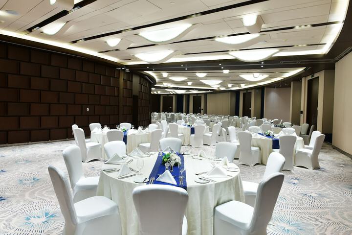 Ballroom/Hall 66 of 72