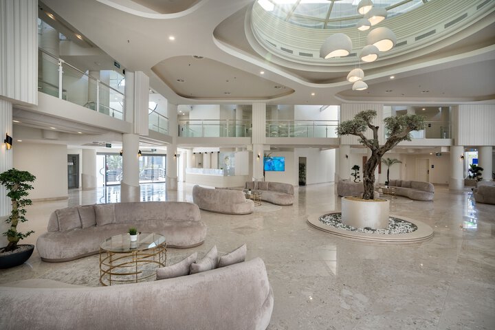 Entrance & Lobby