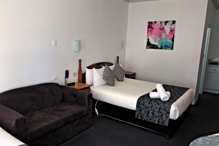 Room 11 of 32