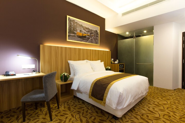 Room 17 of 53