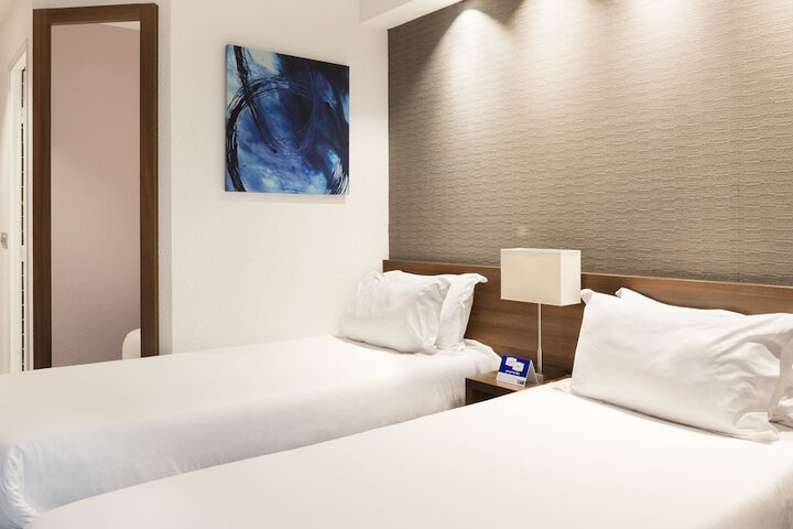 Room 10 of 50