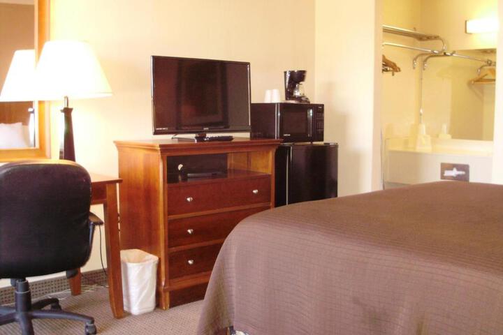 1 Queen Bed (1 of 12)